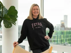 Hoodie med Egen Tekst i Collegestil