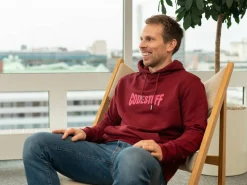 Hoodie med Egen Tekst i Collegestil