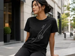 Premium T-shirt med egen tekst - Pote i hånd