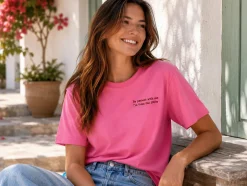 Premium T-shirt med personligt broderet tekst