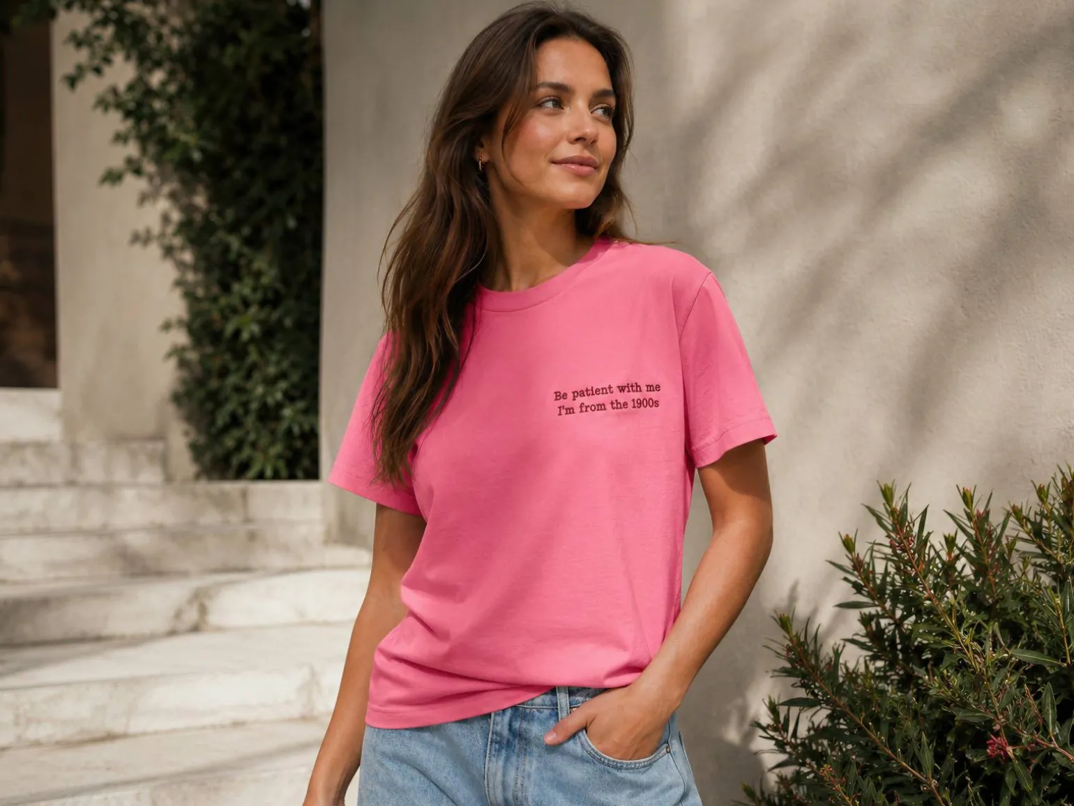 Premium T-shirt med personligt broderet tekst